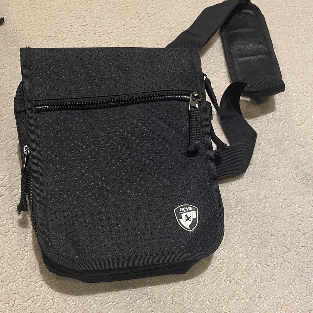 Heys Black crossbody bag 👵MT